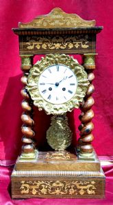 Pendola da tavolo in legno palissandro con intarsi in acero. 4 colonne a torchine decorazioni in bronzo dorato.meta' XIX° sec.h.cm.50